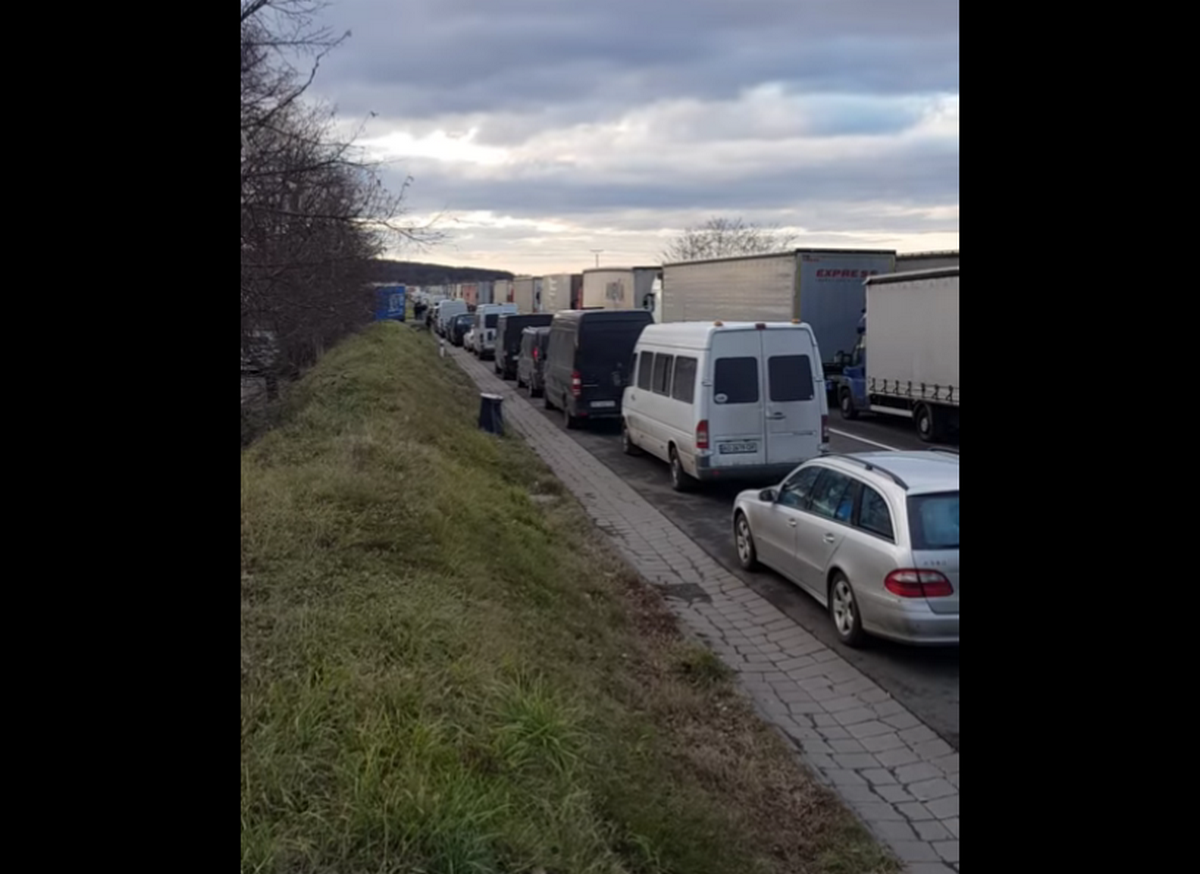Утворюються кілометрові черги: закарпатські заробітчани активно повертаються додому