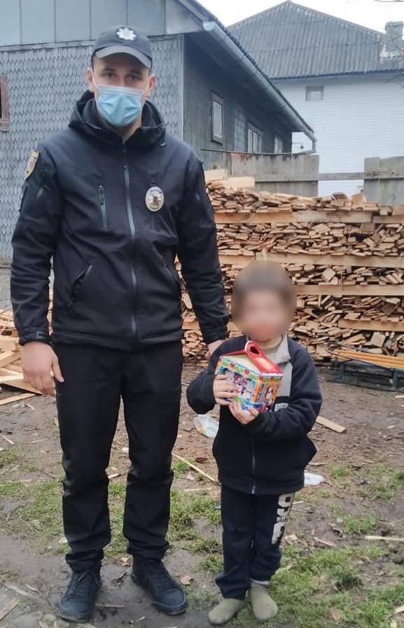 На Рахівщині поліцейські привітали діток з Днем Святого Миколая