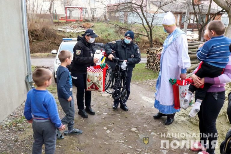 Попросив для братика інвалідний візок: на Закарпатті здійснили мрію 8-річного хлопчика