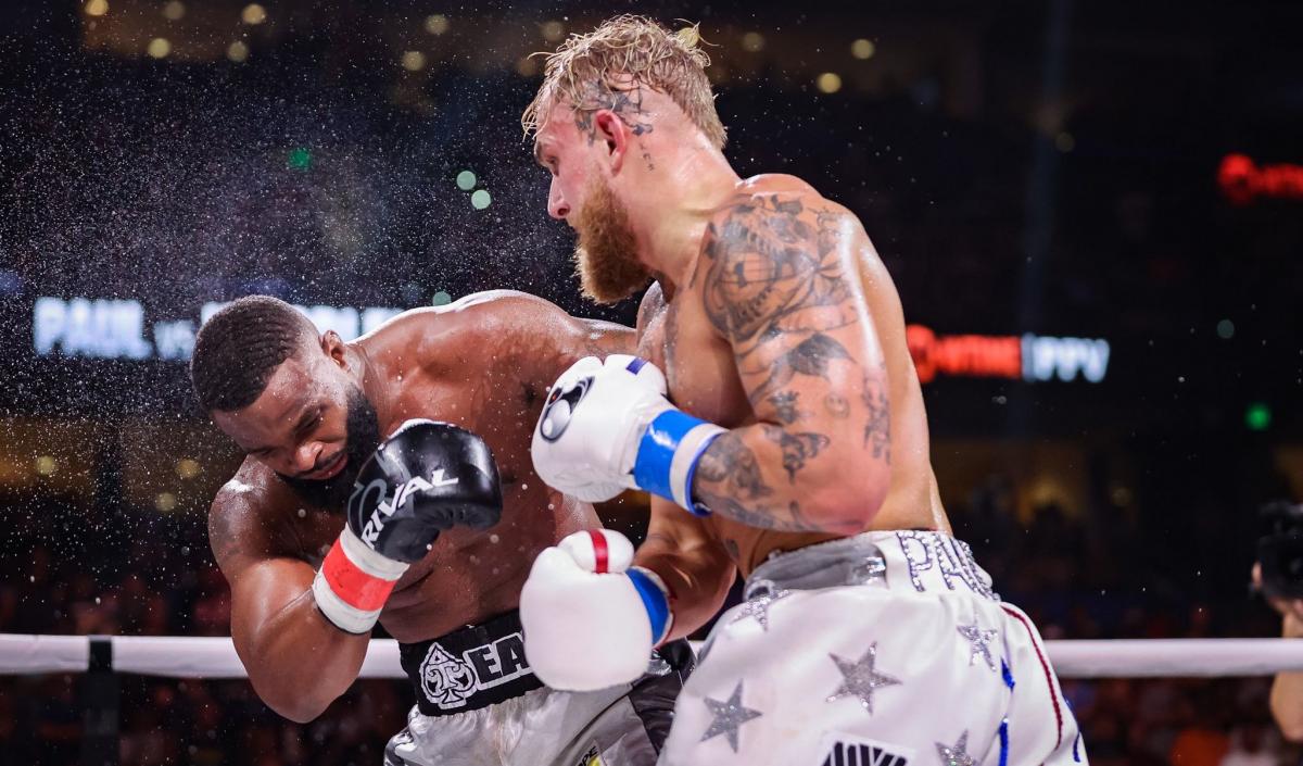 Зірка YouTube брутально нокаутував екс-чемпіона UFC у боксерському поєдинку