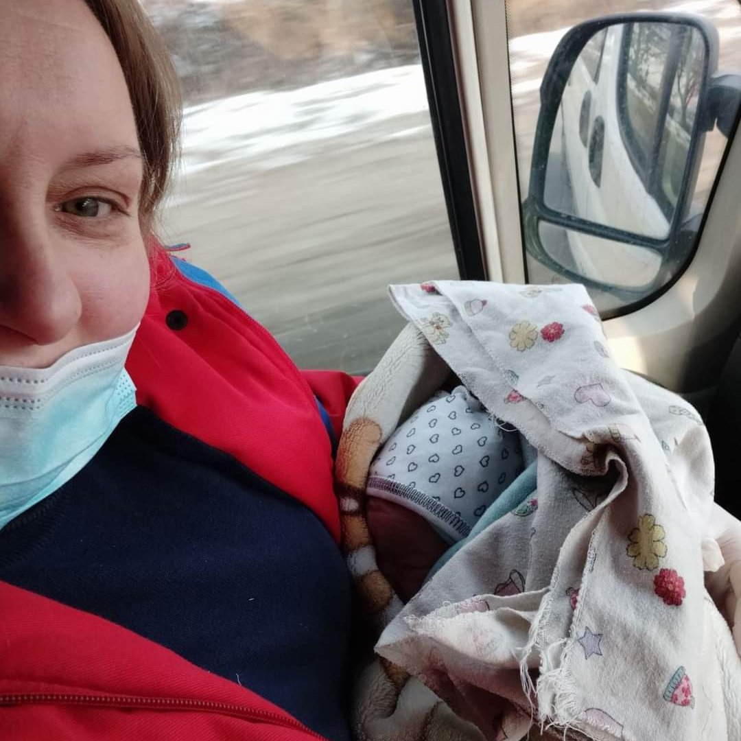 На Тячівщині фельдшер швидкої допомоги допомогла народитися дівчинці