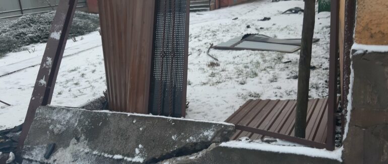 Зніс паркан і втік: у Виноградові розшукують водія BMW