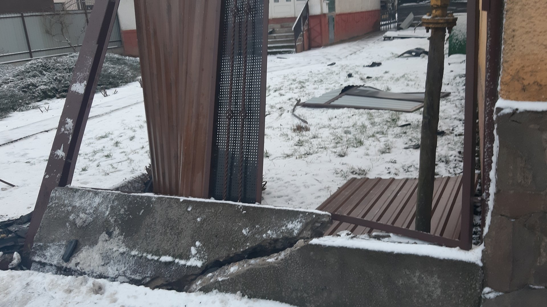 Зніс паркан і втік: у Виноградові розшукують водія BMW