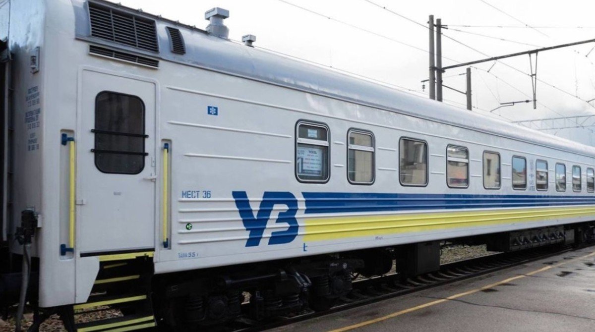 Відновлення руху на аварійній ділянці: локомотив, який зійшов із рейок на Рахівщині відремонтували