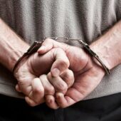 Вдарив доньку по обличчю, та погрожував своїй сім’ї: на Закарпатті підприємця арештували на 4 доби