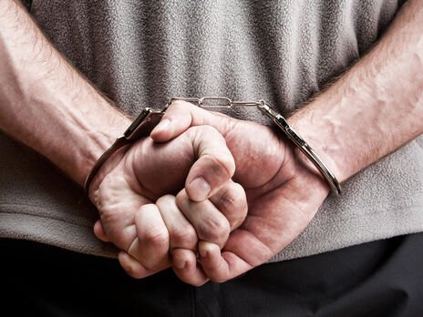 Вдарив доньку по обличчю, та погрожував своїй сім`ї: на Закарпатті підприємця арештували на 4 доби