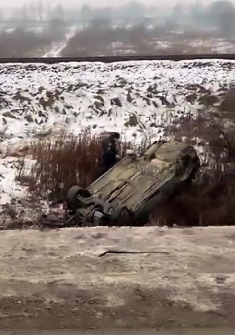 На Тячівщині легковик на швидкості злетів у кювет та перекинувся на дах