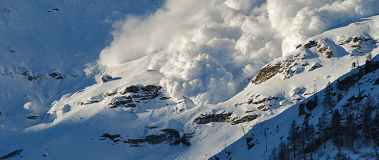 На Закарпатті через снігопади значна небезпека сходження лавин