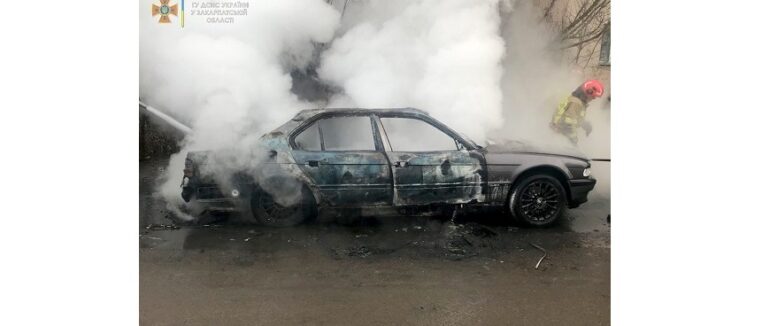 В Ужгороді зайнявся легковик: вогонь знищив майже все