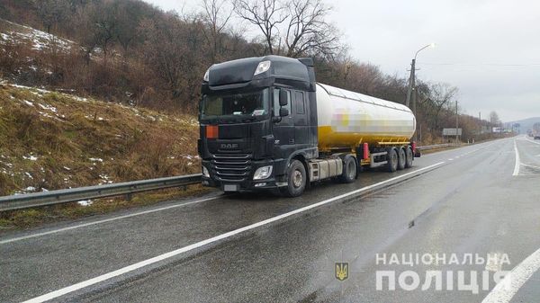 На Закарпатті вилучили вантажівку з паливом через невідповідність у накладній