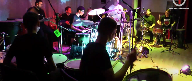 Драйвово та синхронно: в Ужгородському інституті культури і мистецтв виступив ударний колектив (ФОТО; ВІДЕО)