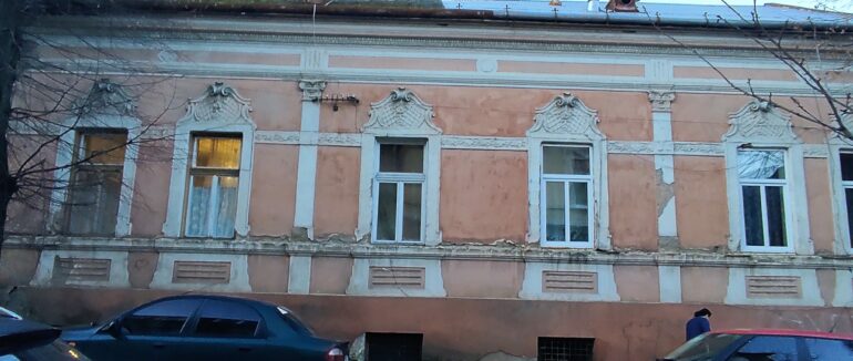 В Ужгороді на історичній будівлі невідомі позривали підвіконня та зливну трубу