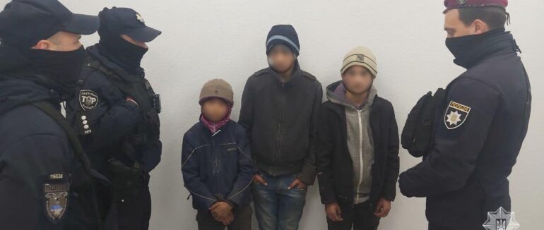 Затримали по “гарячих” слідах: в Ужгороді троє неповнолітніх обікрали жінку