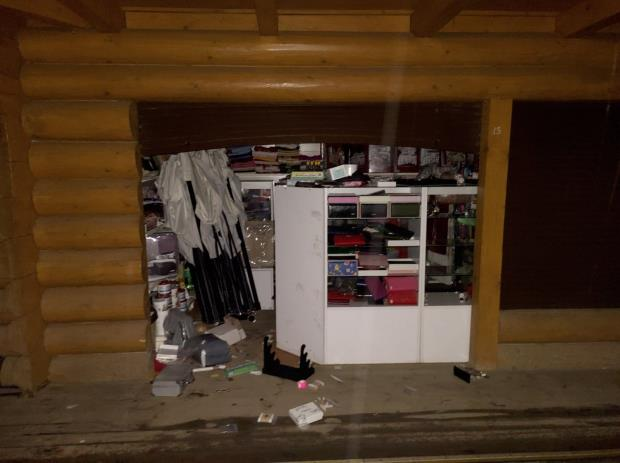 Крадіжка напередодні свята: неповнолітні пограбували торгівельний павільйон у Берегові