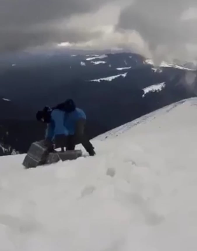 Відео дня: закарпатські контрабандисти переносять цигарки через гору в Румунію