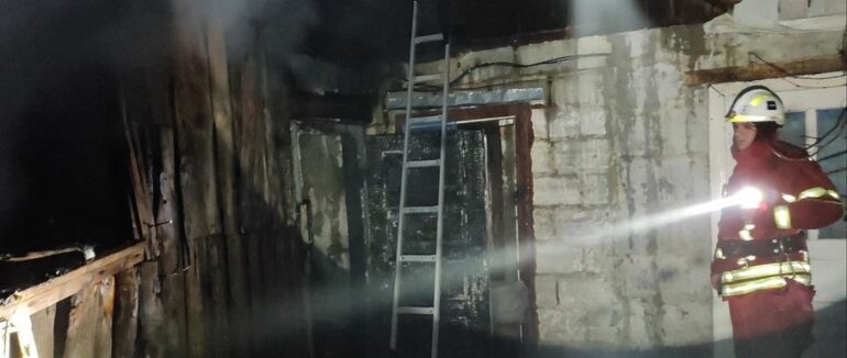 Пожежа на Рахівщині: на приватному обійсті згоріла літня кухня