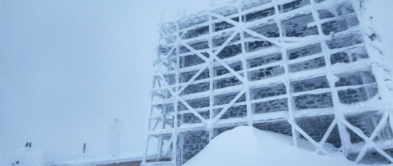 Обмежена видимість: Карпати замітає снігом