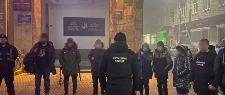 На Закарпатті у занедбаній будівлі виявили групу нелегалів з Афганістану, серед них троє дітей
