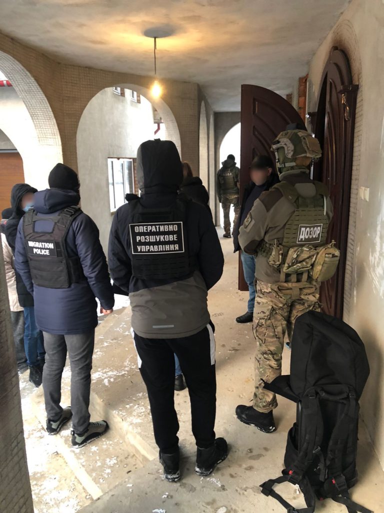 На Закарпатті провели обшуки у помешканнях переправників нелегалів