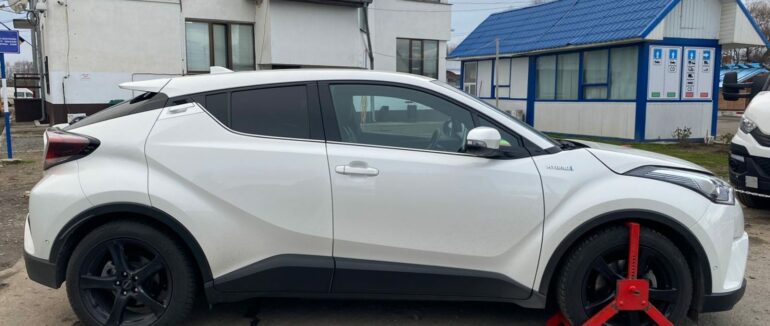 Спрацювала база даних Інтерполу: на Закарпатті затримали жінку на викраденій автівці