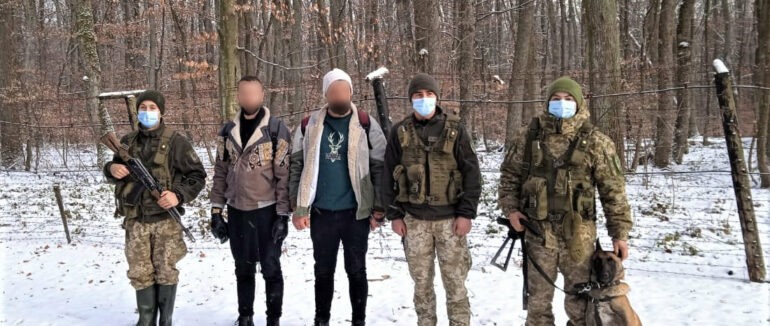 На Закарпатті біля кордону пострілами зупинили мігрантів