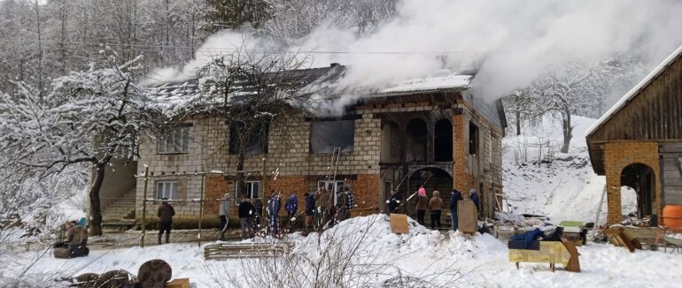 Жаринка потрапила на диван: на Закарпатті горів житловий будинок