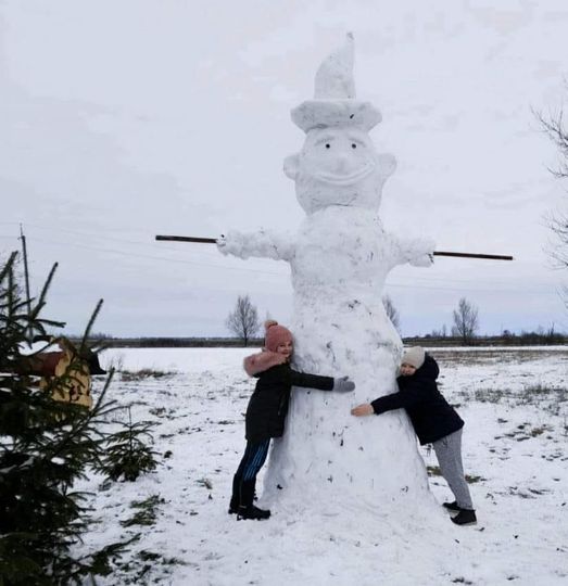 Рекорд на Закарпатті: діти зліпили чотириметрового сніговика