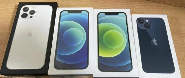 Сума вартості понад півмільйона грн: на Закарпатті у перевізника конфіскували майже 30 незадекларованих планшетів та айфонів