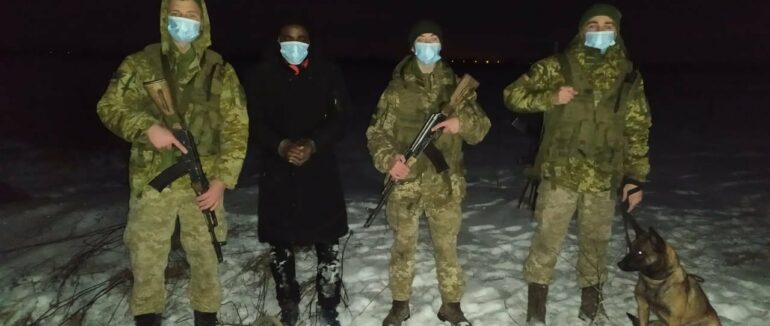 Намагався перепливти річку: на Закарпатті прикордонники витягли з води нігерійця