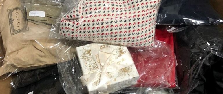 Закарпатські митники вилучили у пазажира автобуса дорогі колекційні реч