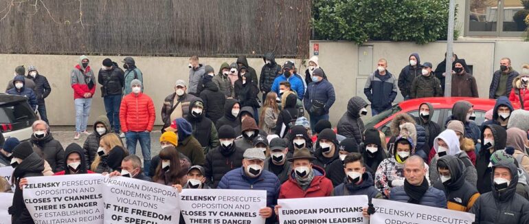 Підтримка незаконно закритих телеканалів: під посольством України у Празі пройшов мітинг української діаспори