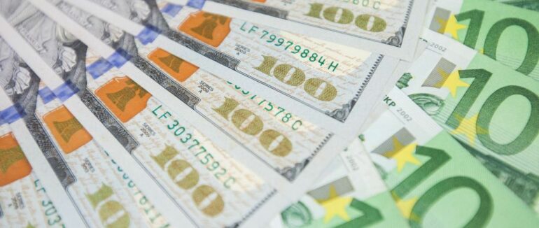 Курс долара і євро на 7 грудня