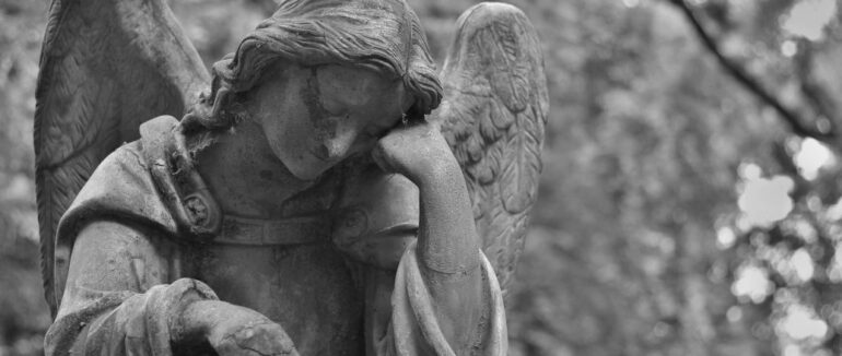 Посеред траси знайшли мертвою: на Закарпатті напередодні Нового року трагічно загинула дівчина