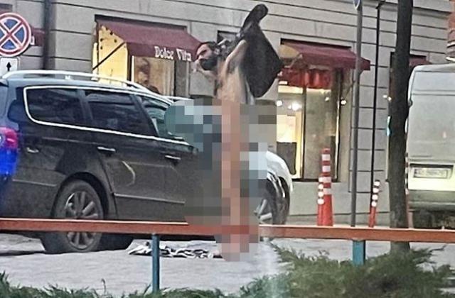 "Вільна" прогулянка: в центрі Ужгорода оголений чоловік лякав жителів міста