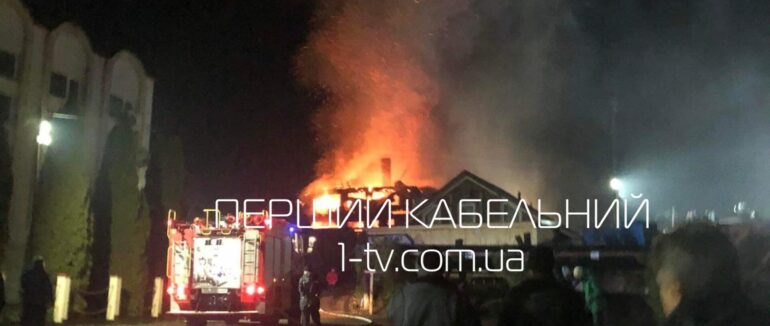 Дим помітно за кілька кілометрів: на Мукачівщині відомий  туркомплекс у вогні (ФОТО, ВІДЕО)