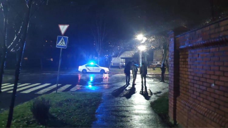 Після наїзду на неповнолітню та чоловіка водій втік: Подробиці ДТП у Мукачеві