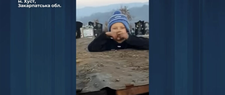 Життя серед мерців та свічки замість сирочків: чому двоє дітей жили на кладовищі на Закарпатті