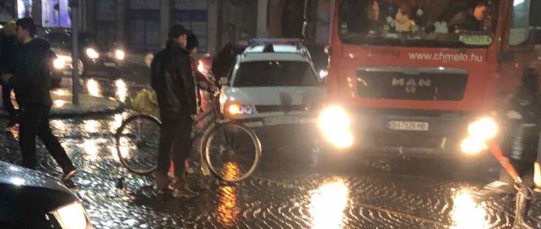 Вечірня ДТП у центрі Мукачеві: вантажівка зіштовхнулася з легковиком