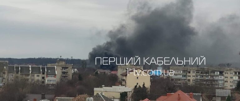 Чорний дим над Мукачевом: що сталося на вул. Тімірязєва (ФОТО, ВІДЕО)