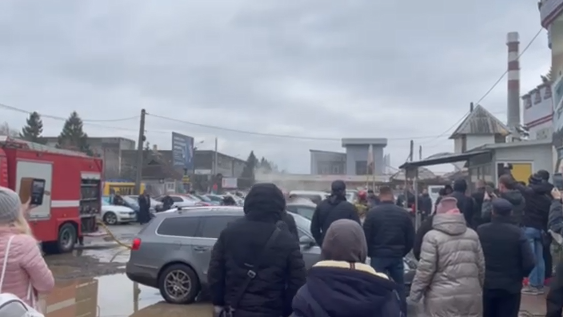 В Ужгороді біля ринку загорілась припаркована машина