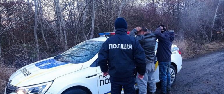 У Мукачеві посеред вулиці затримали крадіїв