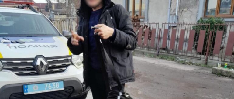 В Ужгороді посеред вулиці затримали підозрілу особу з наркотиками