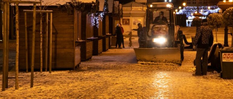 6 комплексних дорожніх машин: в Ужгороді розчищають вулиці міста від снігу