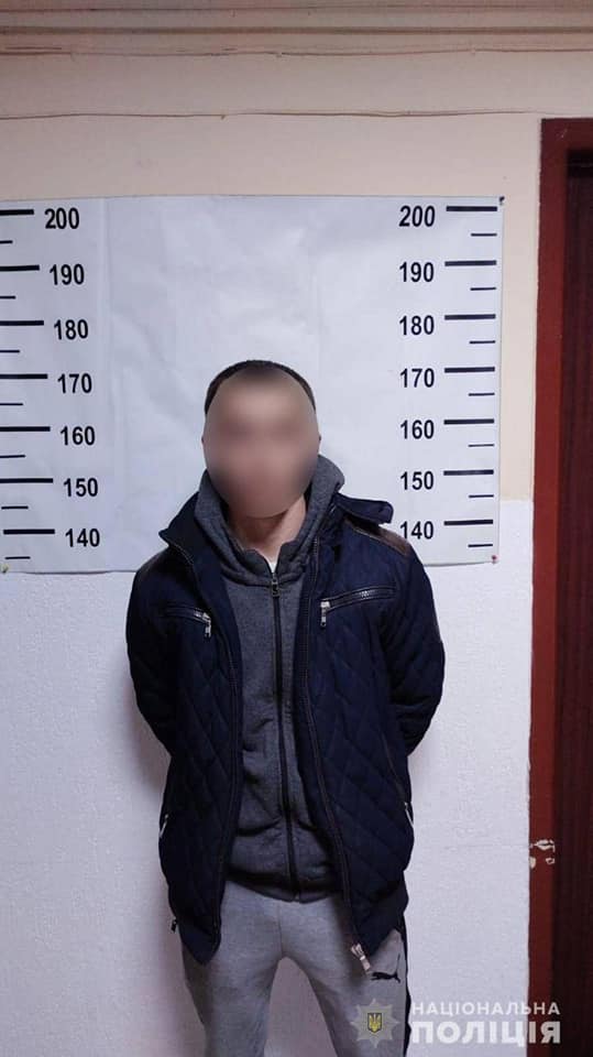 Крадіжка року: вночі у Берегові двоє п’яних чоловіків викрали святкову ілюмінацію з місцевого кафе