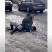 Жіночий мордобій у Мукачеві: у соцмережах “гуляє” відео жорстокої бійки на дорозі