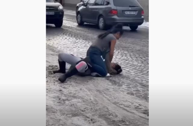 Жіночий мордобій у Мукачеві: у соцмережах "гуляє" відео жорстокої бійки на дорозі