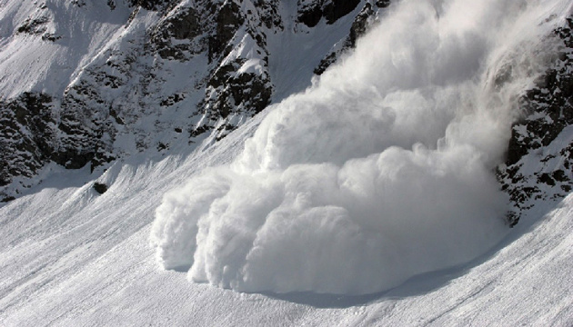 Рятувальники попереджають про значну сніголавинну небезпеку на Закарпатті