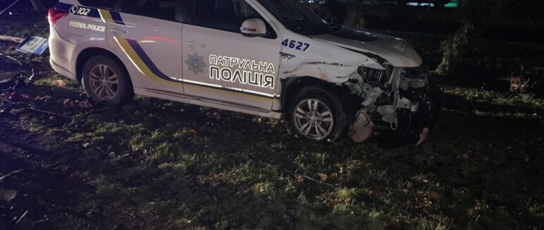 В Ужгороді трапилася аварія з патрульним авто: поліцейські мчалися на виклик про грабіж