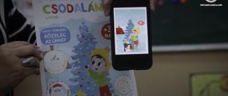 Подарунки напередодні Різдва: “Чарівний Ліхтарик” з угорським перекладом отримала чопська малеча у всіх угорськомовних закладах громади