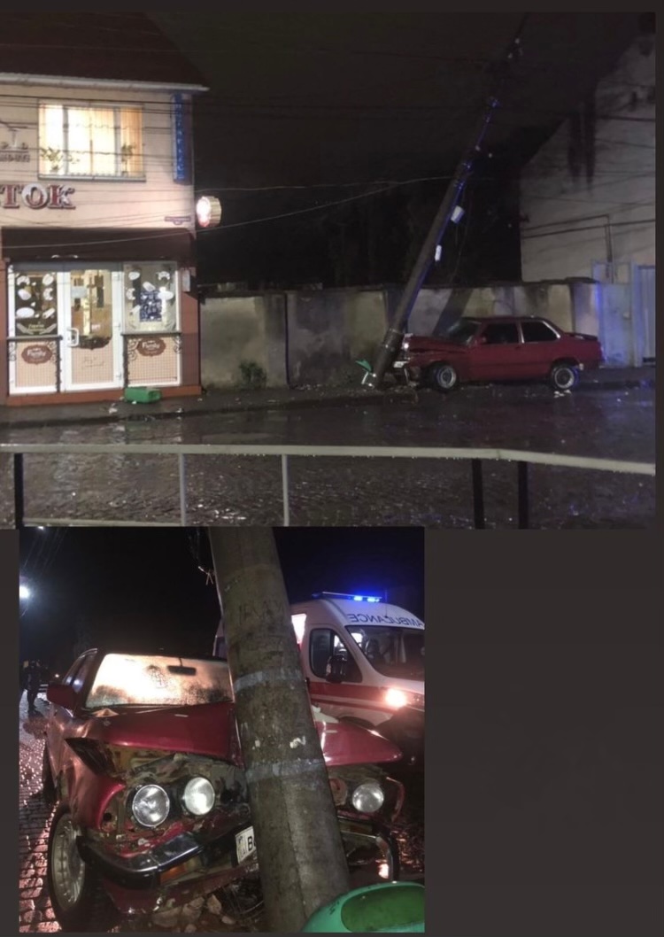 У Мукачеві водій на автомобілі влетів в електроопору: один із районів залишився без світла